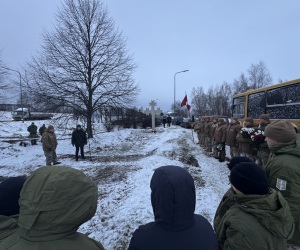 Barikādēm 35 – 16Jan2026 – piemiņas vietā “Baltais krusts” pie Vecmīlgrāvja tilta – atceres pasākums Robertam Mūrniekam