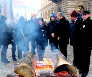 Barikādēm 35 – 20Jan2026 – piemiņas ugunskura iedegšana pie Saeimas ēkas